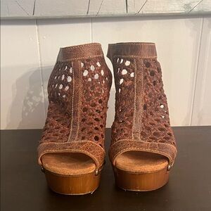 Sbicca Brown Woven Platform Sandals size 39 with velcro straps